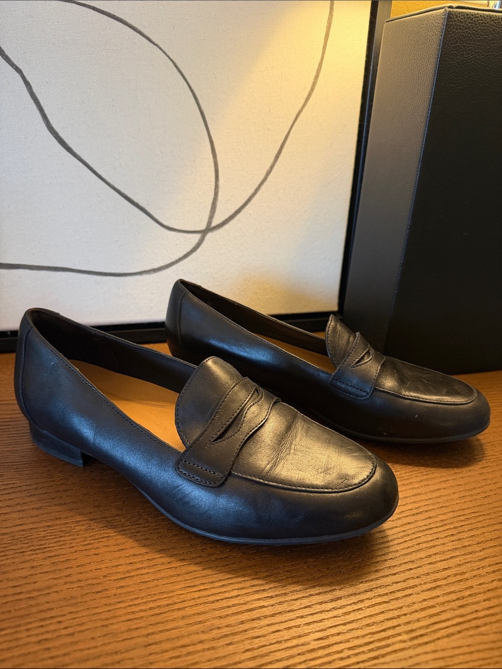 Classic Black Leather Women's Loafers - Sleek Everyday Comfort